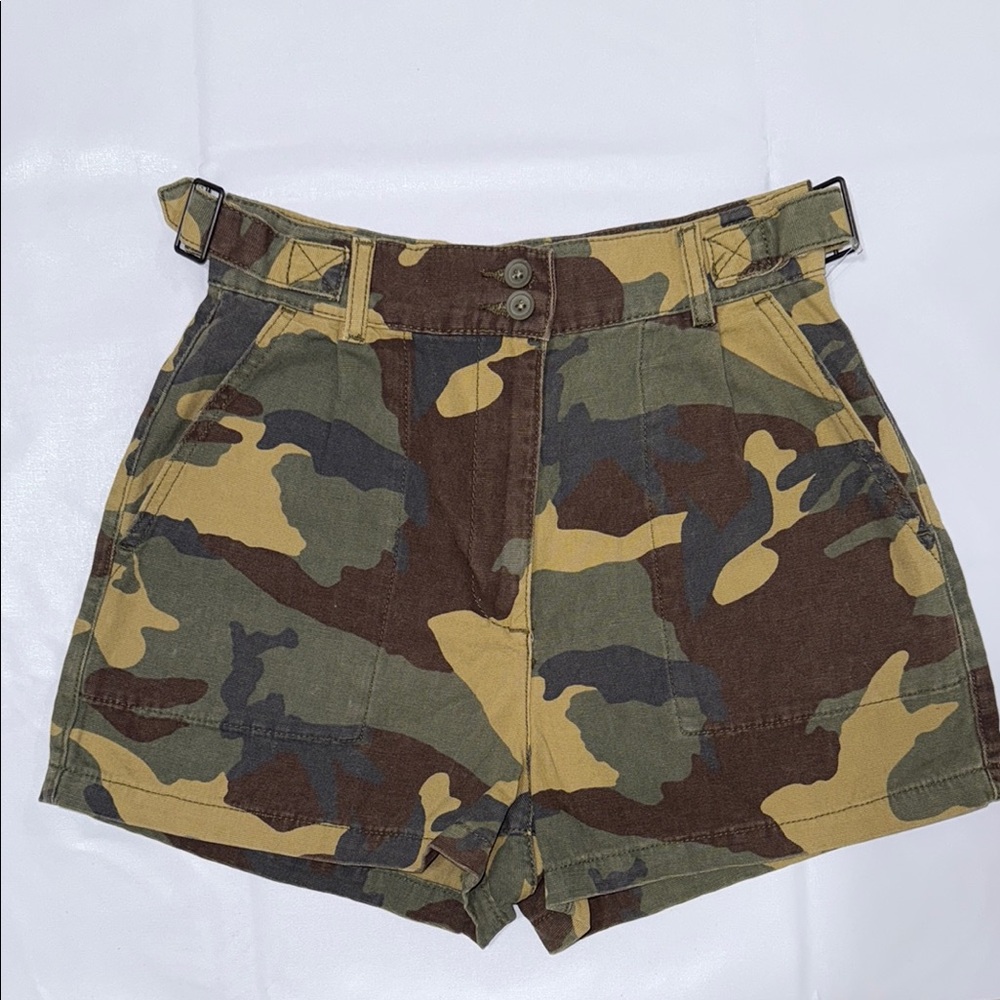 Topshop Camouflage Green and Brown Cargo Shorts with Paper Bag Waist Size 2